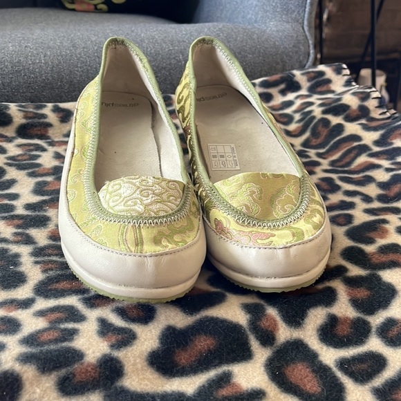 Ernie’s plus size 8 comfort mini wedges. Floral light green pattern - Picture 2 of 6